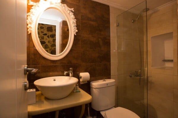 Lida Mary bathroom. Very clean Hotel Room in Mesta Chios